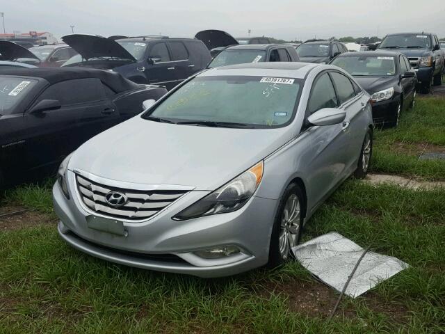 5NPEC4AC2CH364828 - 2012 HYUNDAI SONATA SE SILVER photo 2