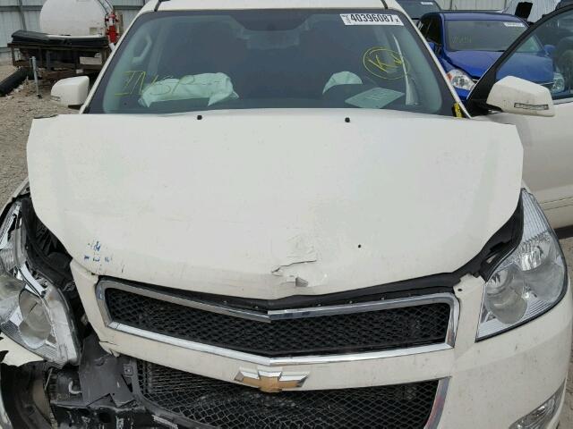 1GNKRGED1CJ143905 - 2012 CHEVROLET TRAVERSE L WHITE photo 7