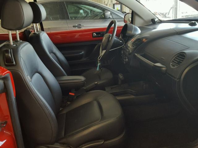 3VWRF31Y99M408936 - 2009 VOLKSWAGEN NEW BEETLE RED photo 5