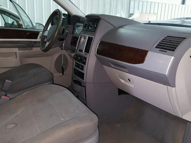 2A4RR5D17AR200825 - 2010 CHRYSLER TOWN & COU SILVER photo 5