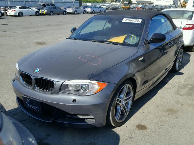 WBAUN7C50DVM27302 - 2013 BMW 135 I GRAY photo 2