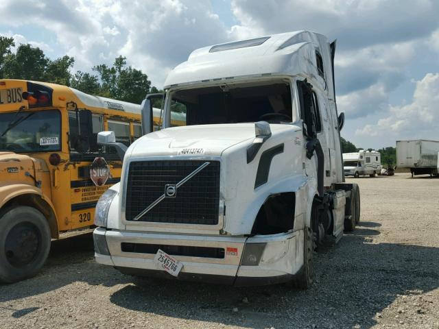 4V4NC9EH0GN958699 - 2016 VOLVO VN VNL WHITE photo 2