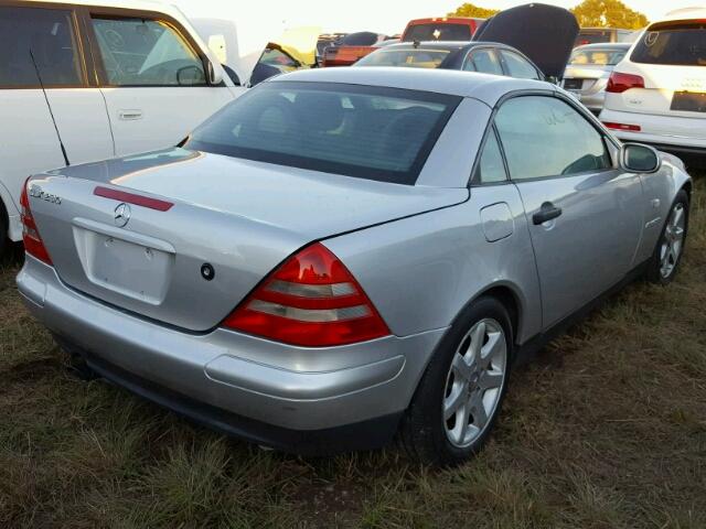 WDBKK47F6WF065430 - 1998 MERCEDES-BENZ SLK 230 KO SILVER photo 4