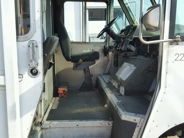 4UZA4FF45WC932994 - 1998 FREIGHTLINER CHASSIS M WHITE photo 5