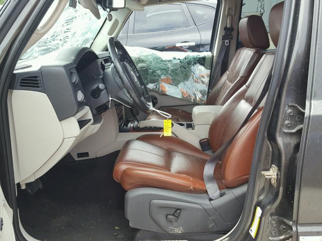 1J8HG58286C285872 - 2006 JEEP COMMANDER GRAY photo 5