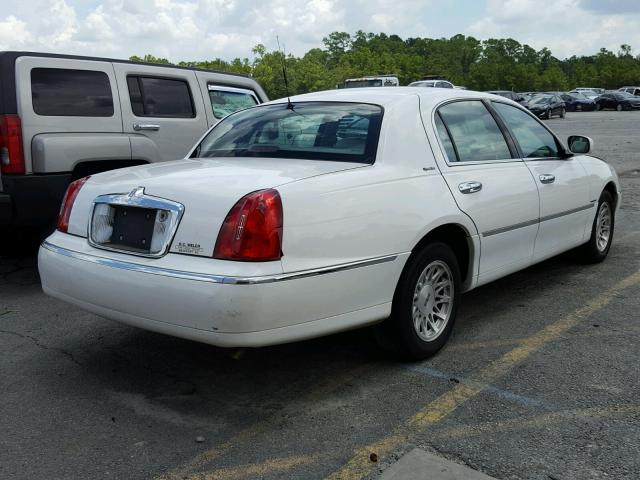 1LNFM82W8WY711899 - 1998 LINCOLN TOWN CAR S WHITE photo 4