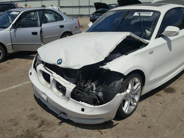 WBAUC9C51CVM11626 - 2012 BMW 135 I Білий фото 9