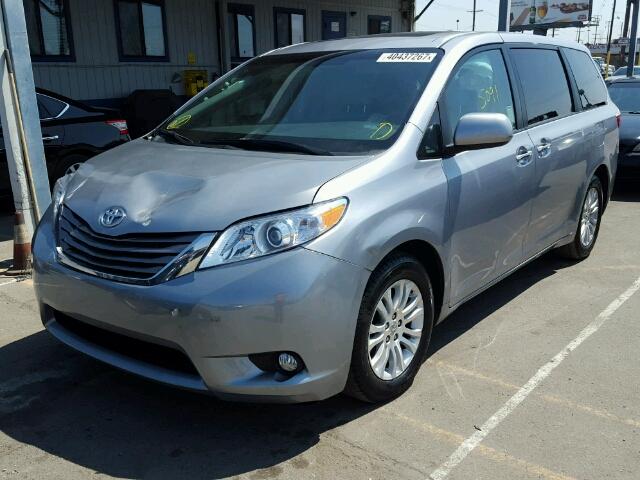 5TDYZ3DCXHS795095 - 2017 TOYOTA SIENNA XLE SILVER photo 2