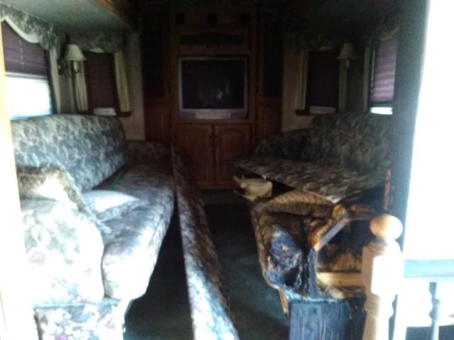 4YDF368205D511456 - 2005 KEYSTONE MONTANA WHITE photo 5