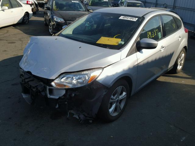 1FAHP3K26CL452851 - 2012 FORD FOCUS SE SILVER photo 2