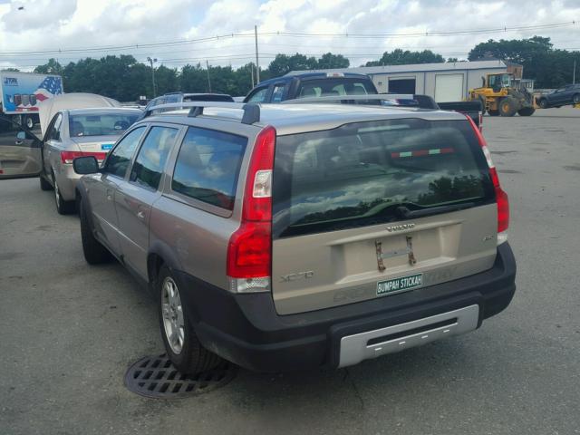 YV1SZ592251179069 - 2005 VOLVO XC70 GOLD photo 3