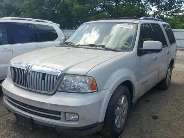 5LMFU28515LJ18907 - 2005 LINCOLN NAVIGATOR 白色 照片 2