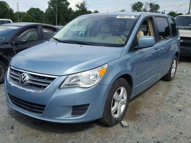 2V4RW3D14AR333437 - 2010 VOLKSWAGEN ROUTAN SE BLUE photo 2