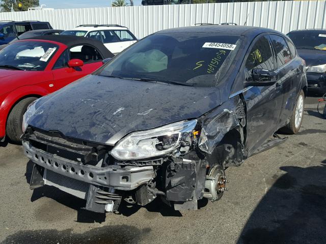 1FADP3R4XJL261162 - 2018 FORD FOCUS BEV GRAY photo 2