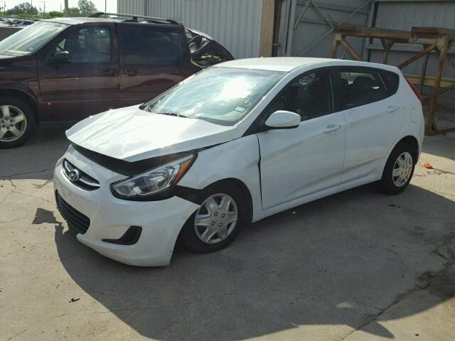 KMHCT5AE0FU213510 - 2015 HYUNDAI ACCENT WHITE photo 2