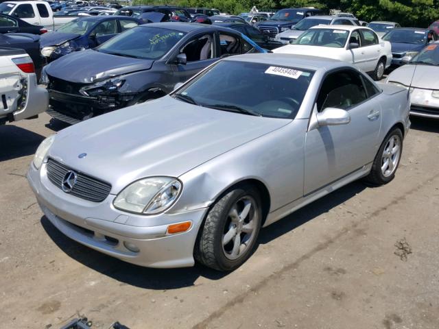 WDBKK65F72F251809 - 2002 MERCEDES-BENZ SLK 320 SILVER photo 2