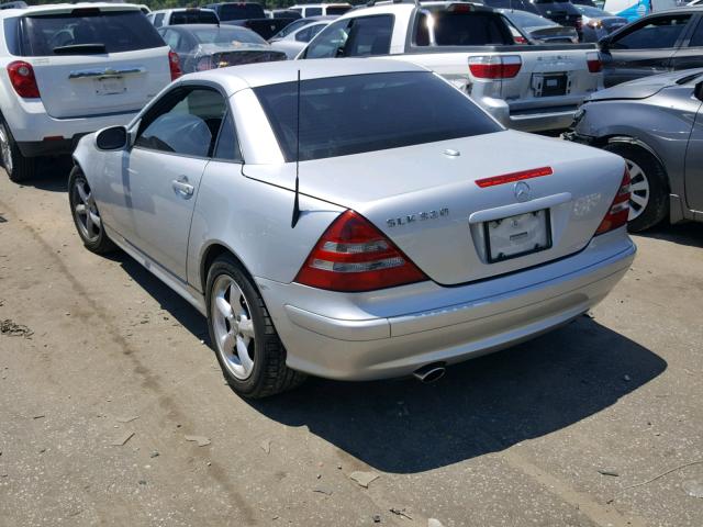 WDBKK65F72F251809 - 2002 MERCEDES-BENZ SLK 320 SILVER photo 3