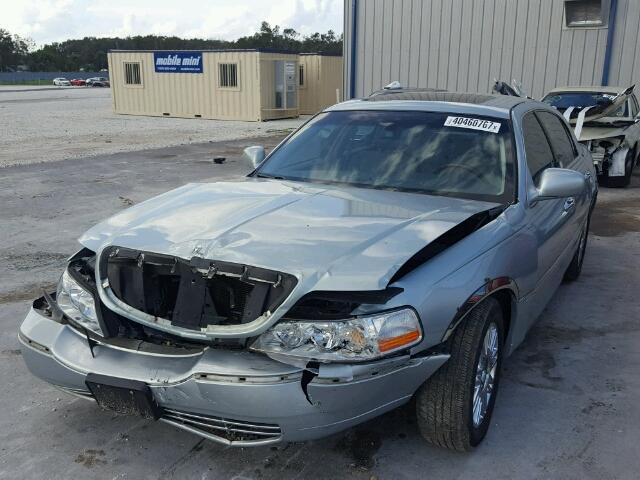 1LNHM82V17Y607823 - 2007 LINCOLN TOWN CAR S WHITE photo 2