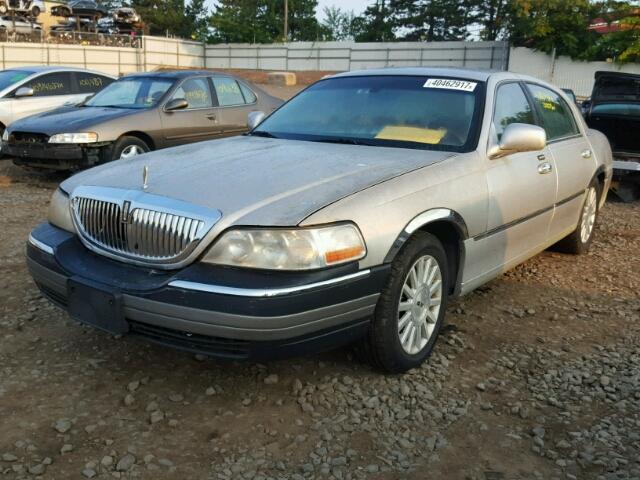 1LNHM82W23Y638257 - 2003 LINCOLN TOWN CAR S SILVER photo 2