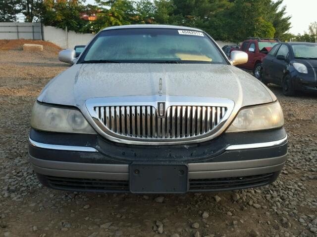 1LNHM82W23Y638257 - 2003 LINCOLN TOWN CAR S SILVER photo 9