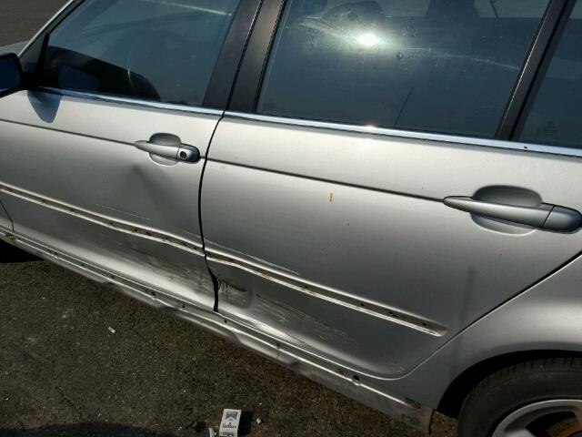 WBAEW53405PN38063 - 2005 BMW 330XI Argent photo 9