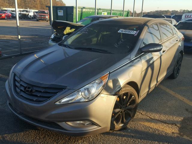 5NPEC4AB6DH660749 - 2013 HYUNDAI SONATA GRAY photo 2