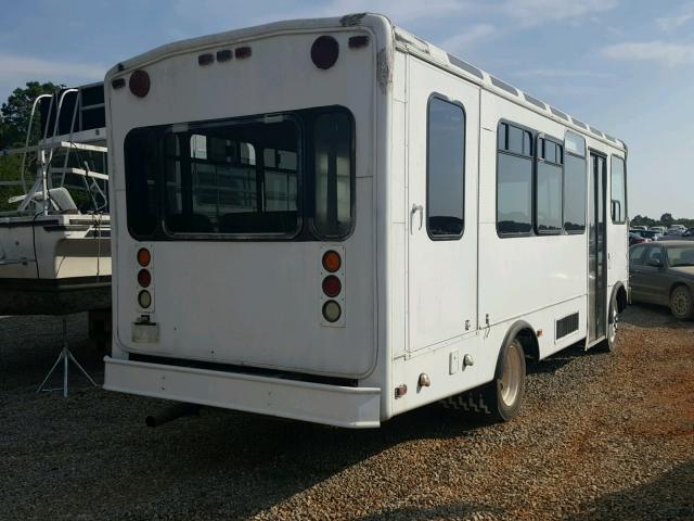 4UZAABBW83CL72599 - 2003 FREIGHTLINER CHASSIS M WHITE photo 4