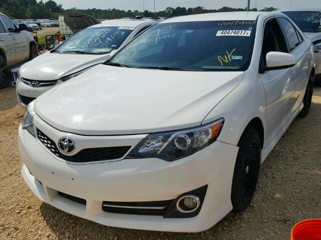 4T1BF1FK1EU410386 - 2014 TOYOTA CAMRY WHITE photo 2