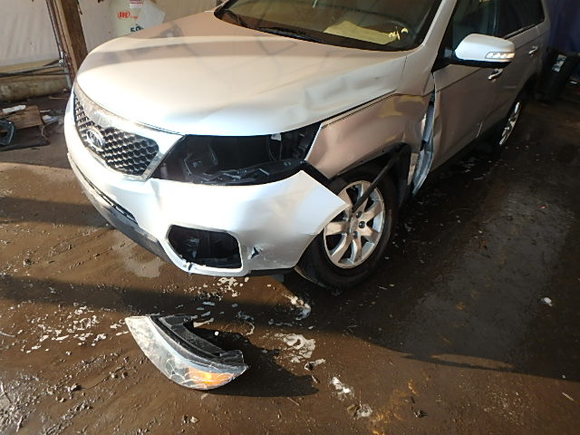 5XYKT3A14BG038854 - 2011 KIA SORENTO BA SILVER photo 9