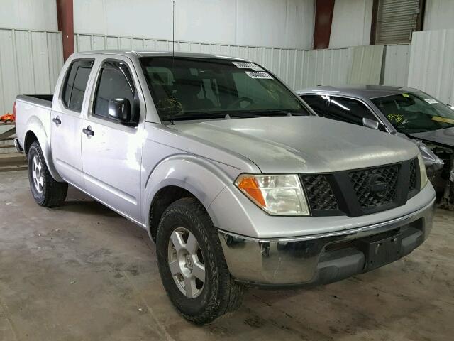 1N6AD07U26C433521 - 2006 NISSAN FRONTIER C SILVER photo 1