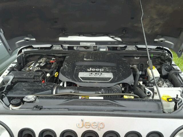 1C4BJWEG6DL617406 - 2013 JEEP WRANGLER U SILVER photo 7