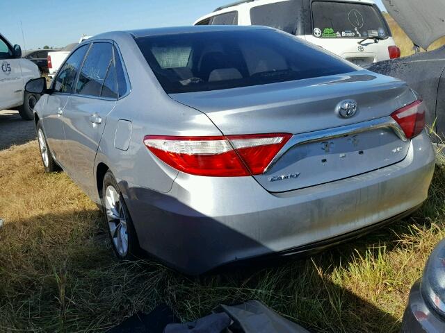 4T1BF1FK8HU668604 - 2017 TOYOTA CAMRY SILVER photo 3