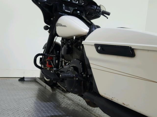 1HD1KRM13FB609536 - 2015 HARLEY-DAVIDSON FLHXS STRE WHITE photo 18