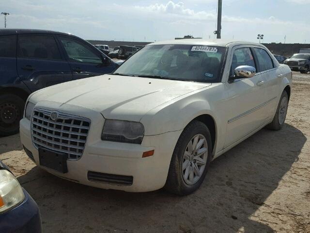 2C3KA43R88H253506 - 2008 CHRYSLER 300 WHITE photo 2