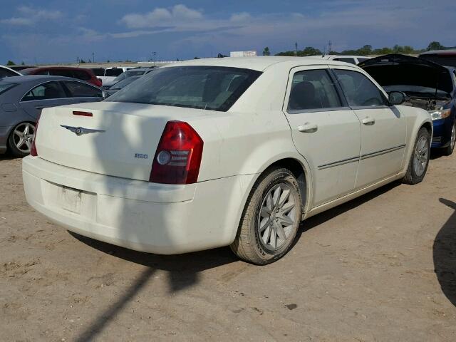 2C3KA43R88H253506 - 2008 CHRYSLER 300 WHITE photo 4