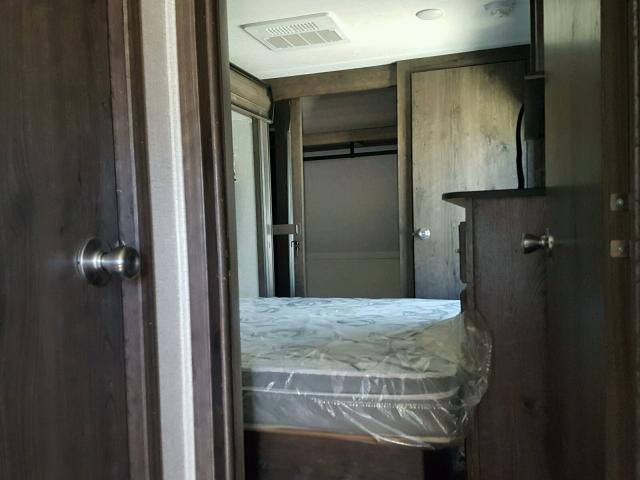 4YDF30526JA741211 - 2018 KEYSTONE MONTANA TAN photo 5