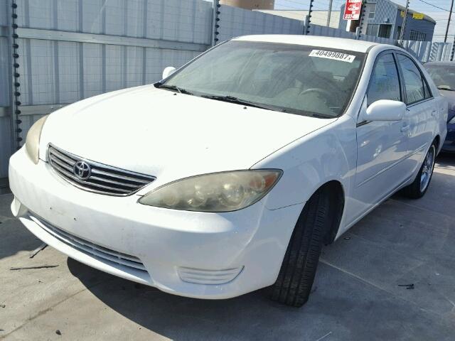 4T1BE32K35U002332 - 2005 TOYOTA CAMRY WHITE photo 2