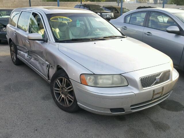 YV1SW640262540882 - 2006 VOLVO V70 SILVER photo 1