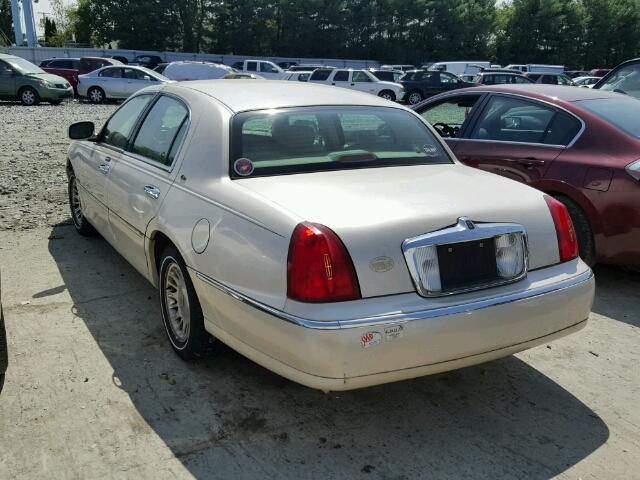 1LNHM83W31Y719182 - 2001 LINCOLN TOWN CAR C WHITE photo 3