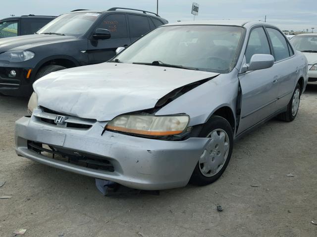 1HGCG564XYA052923 - 2000 HONDA ACCORD SILVER photo 2