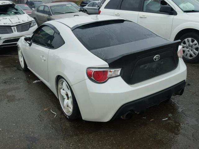 JF1ZNAA14D1714340 - 2013 TOYOTA SCION WHITE photo 3