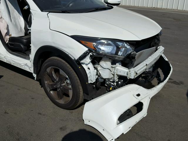 3CZRU5H5XJM710041 - 2018 HONDA HR-V EX WHITE photo 9