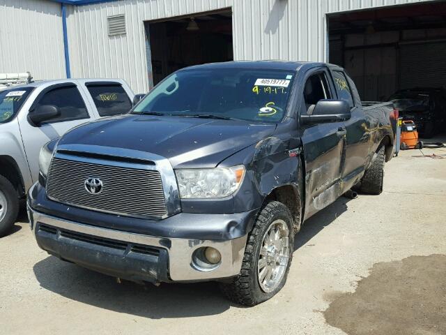 5TFUW5F13BX202306 - 2011 TOYOTA TUNDRA DOU GRAY photo 2