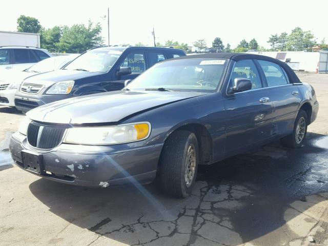 1LNFM82W1WY715051 - 1998 LINCOLN TOWN CAR S GRAY photo 2