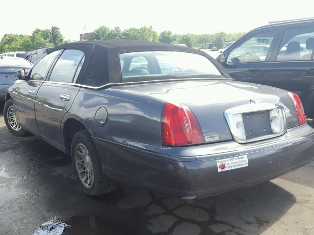1LNFM82W1WY715051 - 1998 LINCOLN TOWN CAR S GRAY photo 3