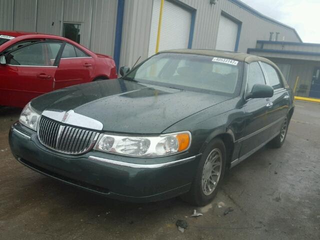 1LNHM82W81Y669476 - 2001 LINCOLN TOWN CAR S GREEN photo 2