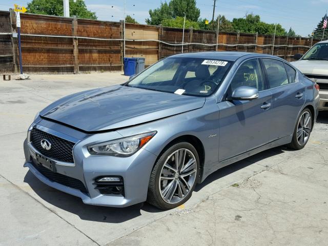 JN1AV7AR8EM701366 - 2014 INFINITI Q50 HYBRID GRAY photo 2