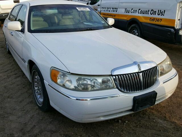 1LNFM83W8WY702599 - 1998 LINCOLN TOWN CAR WHITE photo 1