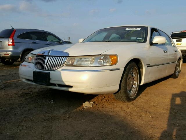 1LNFM83W8WY702599 - 1998 LINCOLN TOWN CAR WHITE photo 2