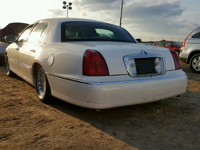 1LNFM83W8WY702599 - 1998 LINCOLN TOWN CAR WHITE photo 3